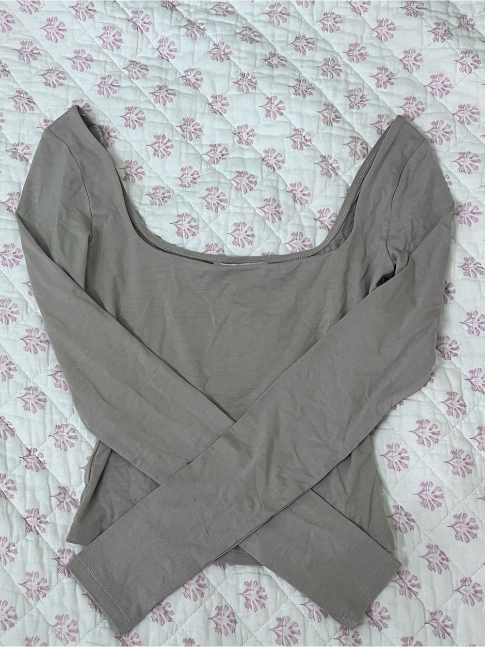 Scoop Neck Long-Sleeve Crop Top in Taupe